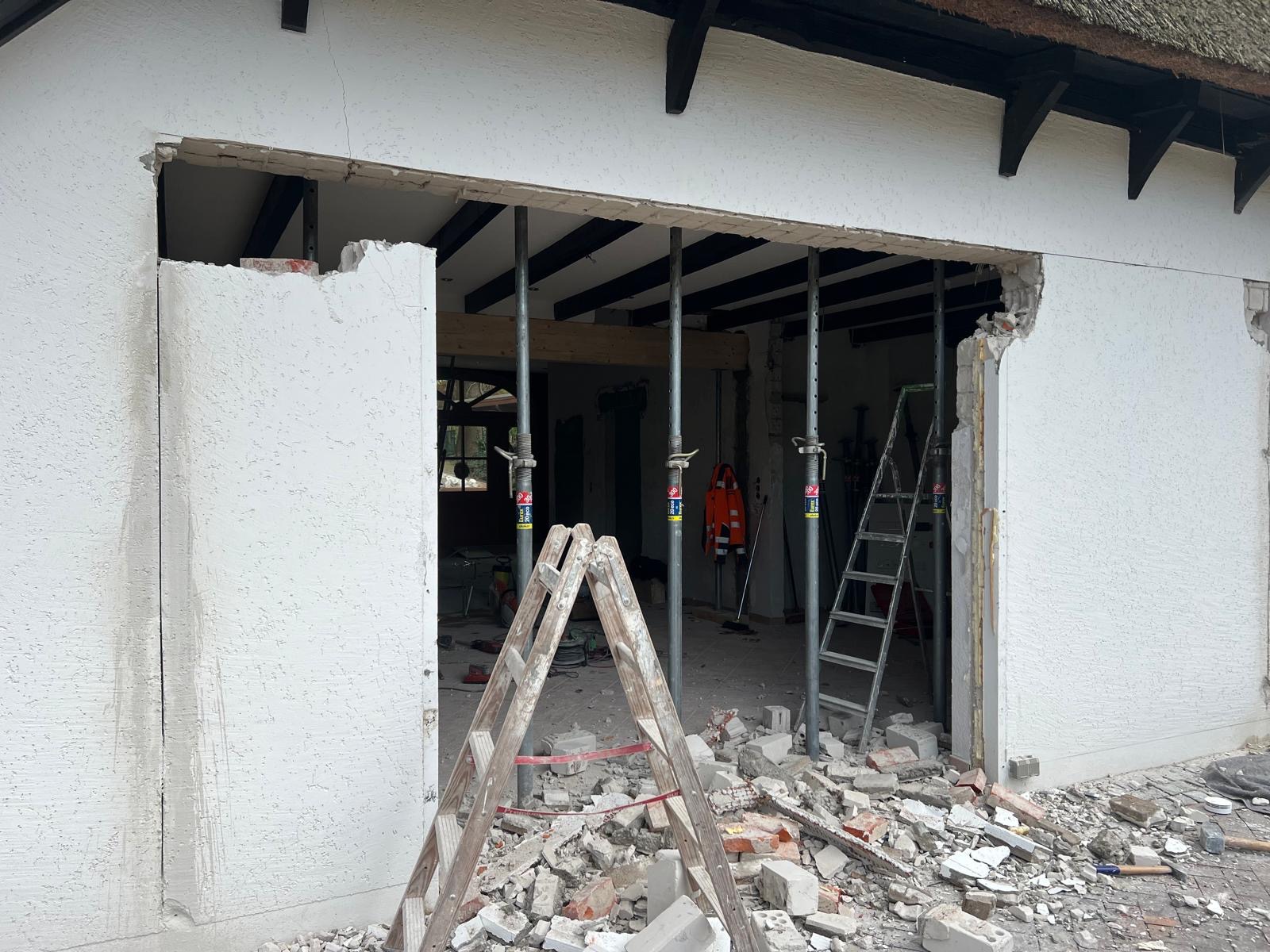 Wanddurchbruch mit Stützen und Bauschutt bei einem Rückbauprojekt von PrimeAbriss in Bremen